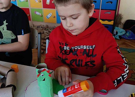 dzieci na zajęciach plastycznych