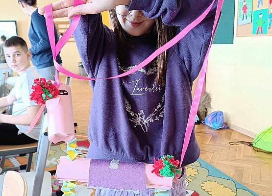 dzieci na zajęciach plastycznych