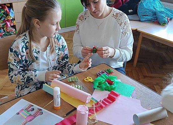 dzieci z mamą na zajęciach plastycznych