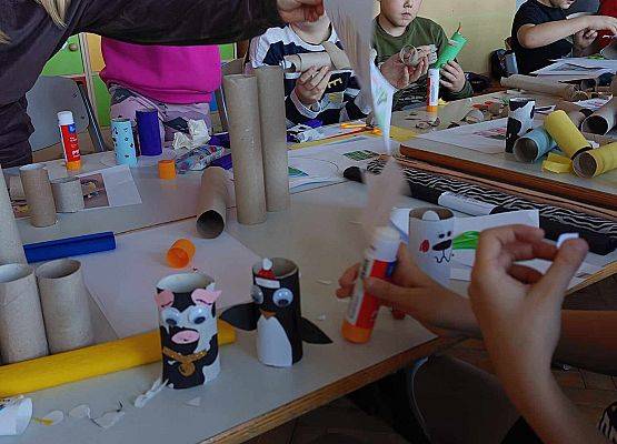 dzieci na zajęciach plastycznych