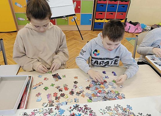 dzieci układają puzzle