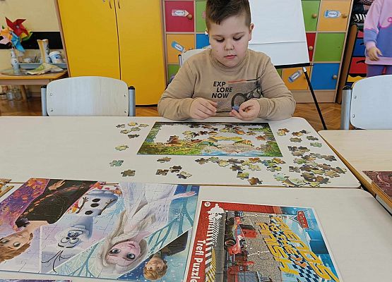 dzieci układają puzzle