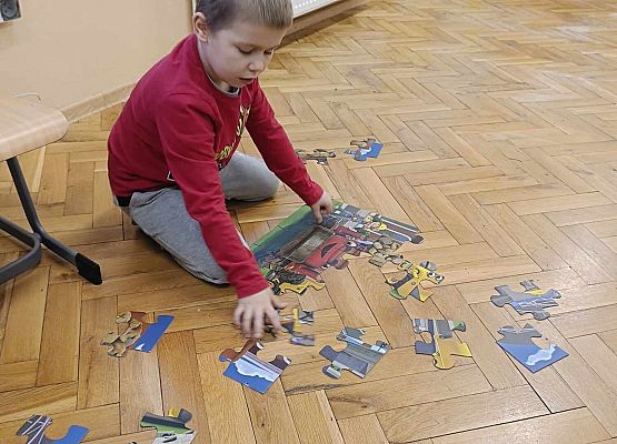 dzieci układają puzzle