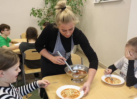 dzieci podczas posiłku