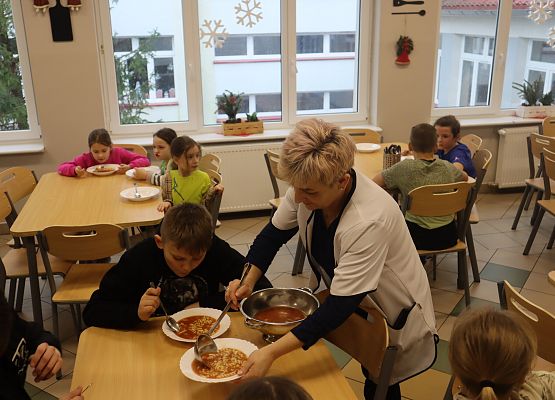 dzieci podczas posiłku