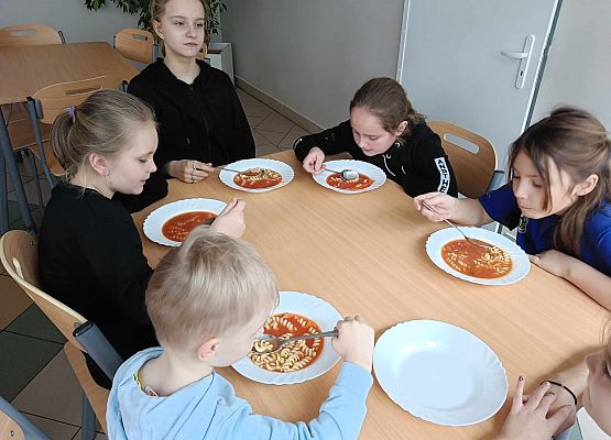 dzieci podczas posiłku