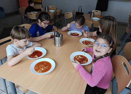 dzieci podczas posiłku