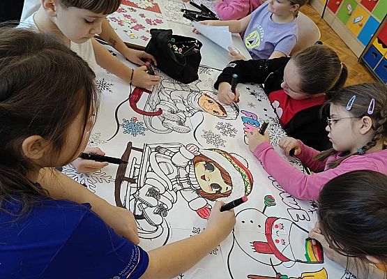 dzieci wspólnie wykonują plakat