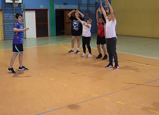 dzieci podczas zajęć sportowych