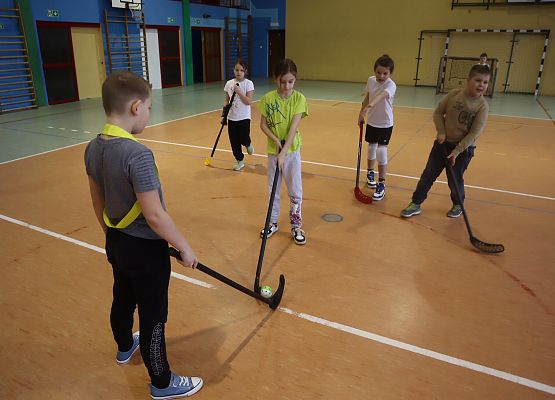 dzieci podczas zajęć sportowych