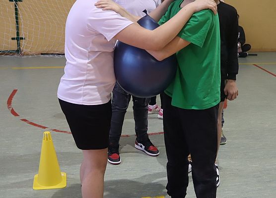 dzieci podczas zajęć sportowych