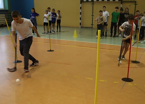 dzieci podczas zajęć sportowych