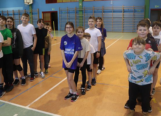 dzieci podczas zajęć sportowych