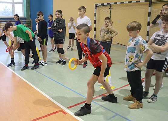 dzieci podczas zajęć sportowych