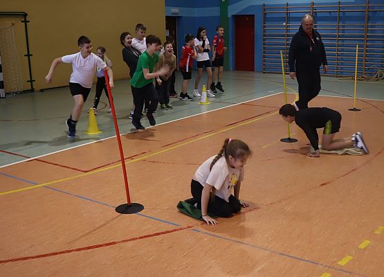 dzieci podczas zajęć sportowych