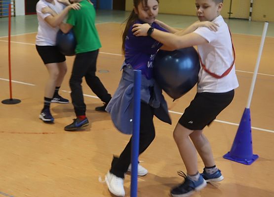 dzieci podczas zajęć sportowych