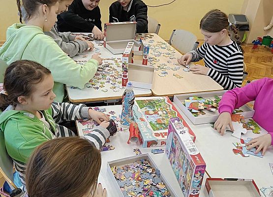dzieci układają puzzle