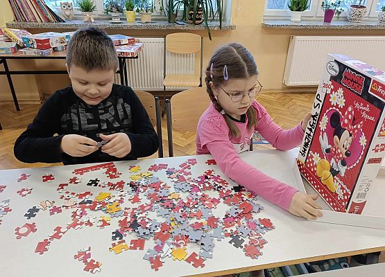 dzieci układają puzzle