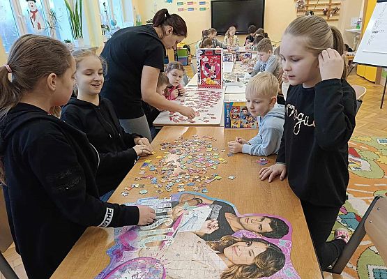 dzieci układają puzzle