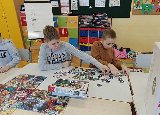dzieci układają puzzle