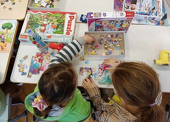 dzieci układają puzzle
