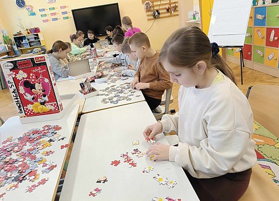 dzieci układają puzzle