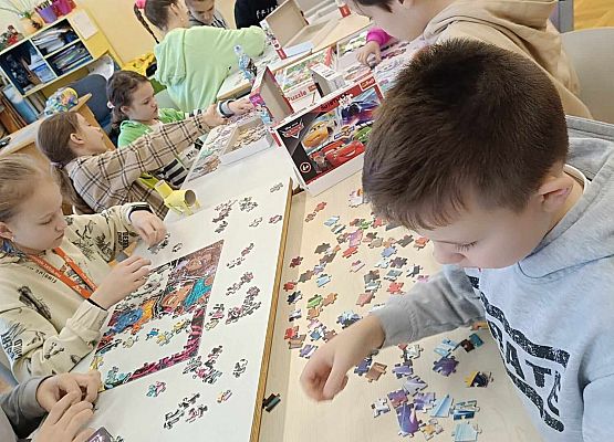 dzieci układają puzzle