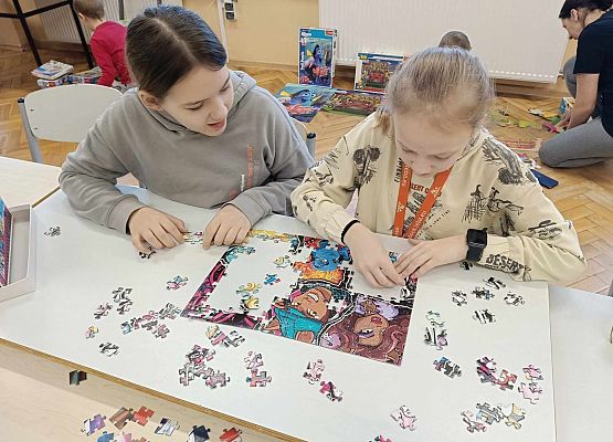 dzieci układają puzzle