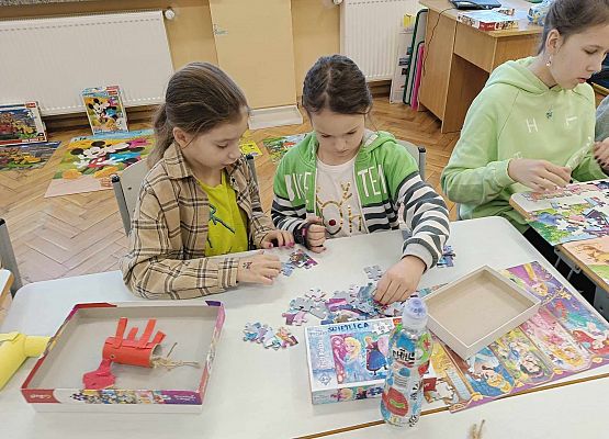 dzieci układają puzzle
