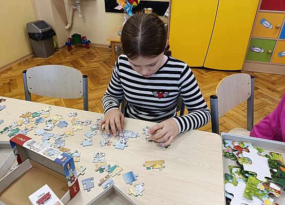 dzieci układają puzzle