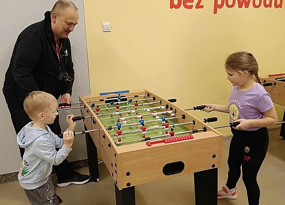 nauczyciel gra z dziećmi