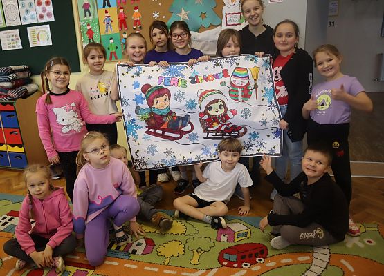 dzieci prezentują wspólnie wykonany plakat