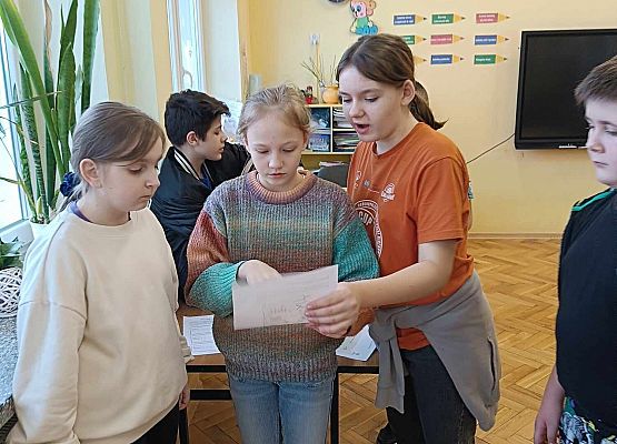 dzieci rozwiązują zadania