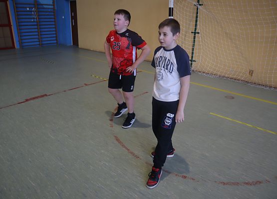 dzieci podczas zajęć sportowych