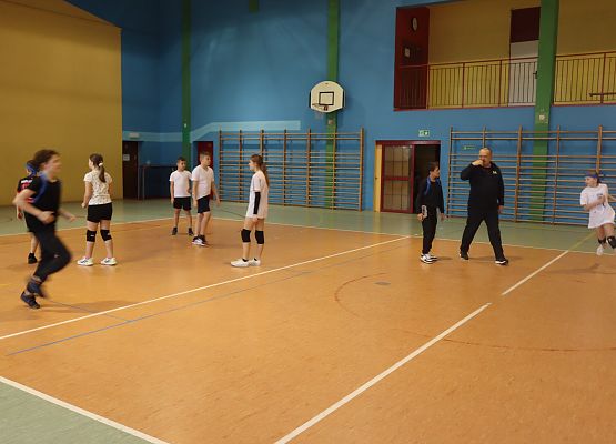 dzieci podczas zajęć sportowych