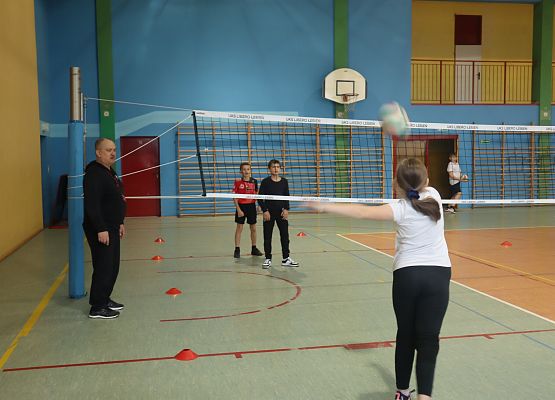 dzieci podczas zajęć sportowych