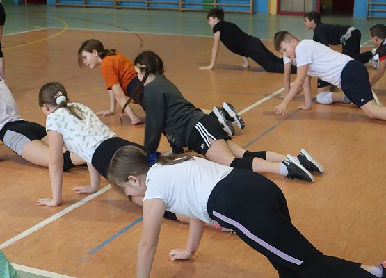 dzieci podczas zajęć sportowych