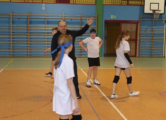 dzieci podczas zajęć sportowych