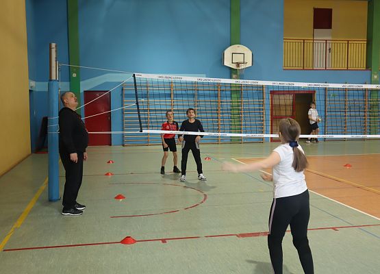 dzieci podczas zajęć sportowych