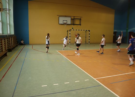 dzieci podczas zajęć sportowych