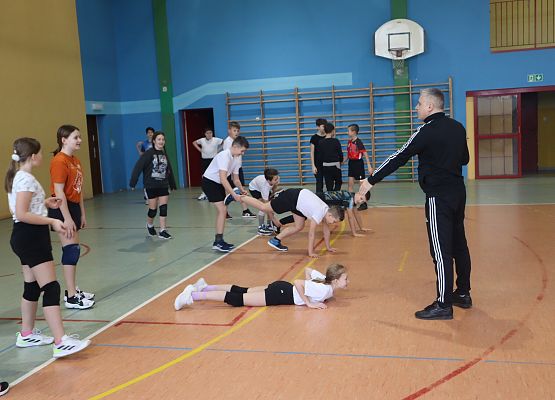 dzieci podczas zajęć sportowych