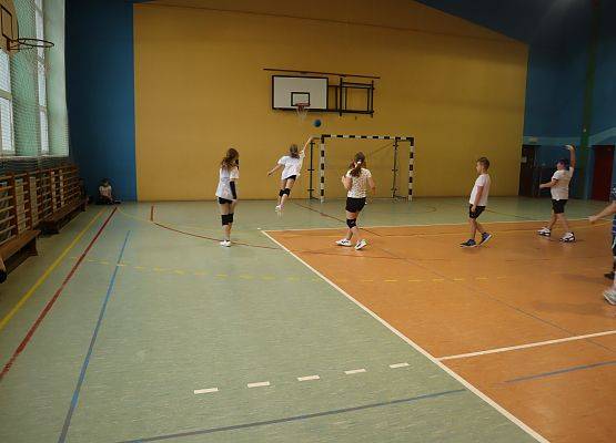 dzieci podczas zajęć sportowych