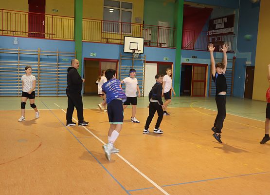 dzieci podczas zajęć sportowych