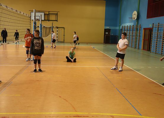 dzieci podczas zajęć sportowych