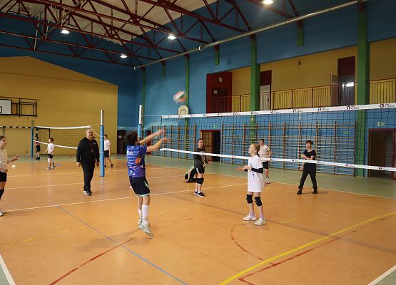 dzieci podczas zajęć sportowych