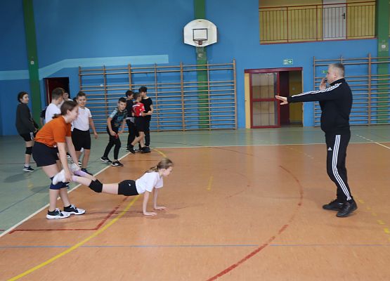 dzieci podczas zajęć sportowych