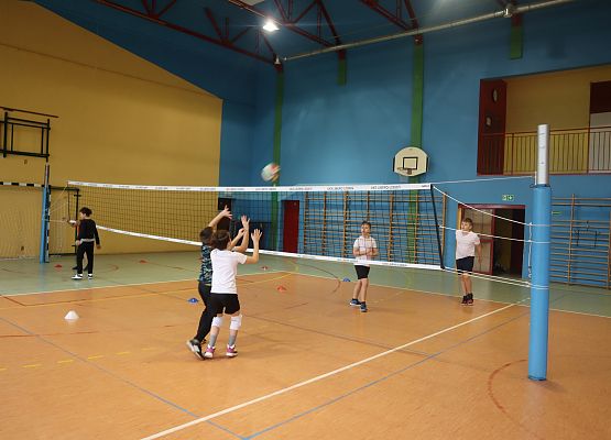 dzieci podczas zajęć sportowych