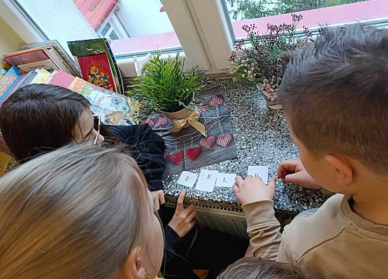 dzieci rozwiązują zadanie