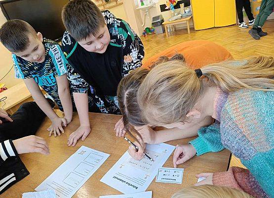dzieci rozwiązują zadanie