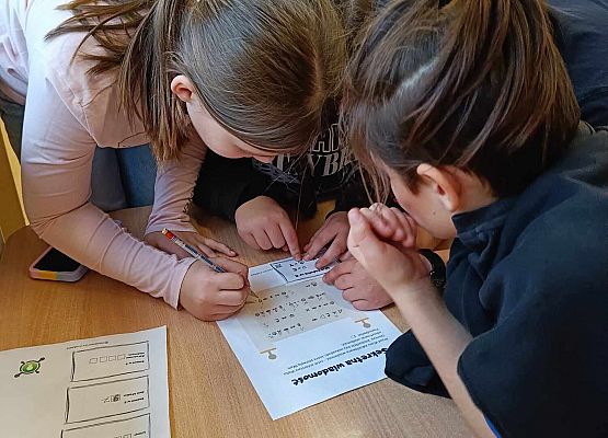 dzieci rozwiązują zadanie